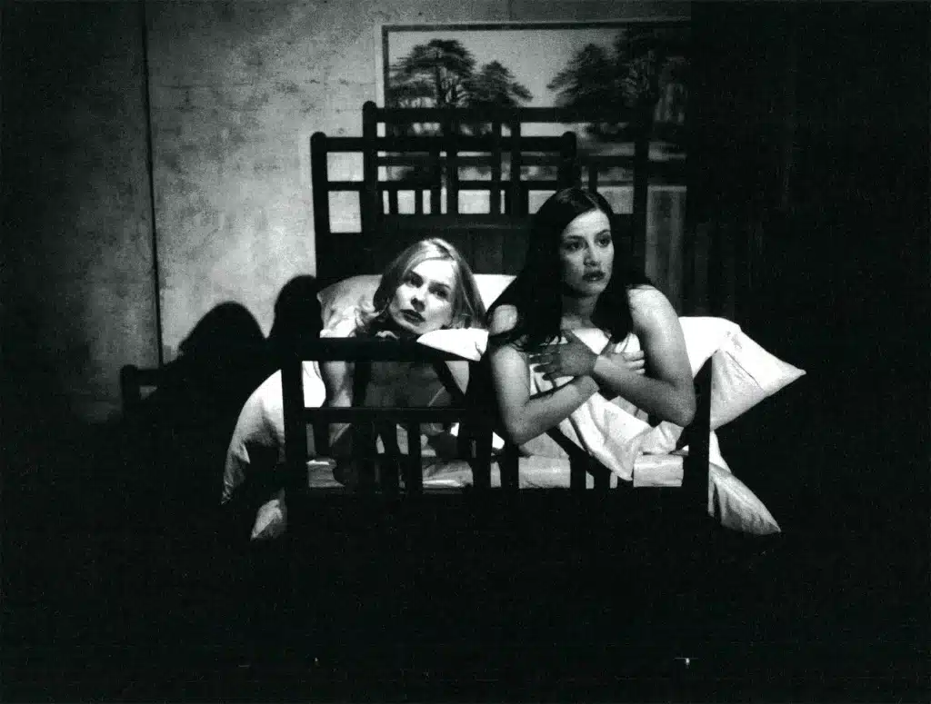 Magdalena Cielecka et Maja Ostaszewska dans LE MAGNÉTISME DU CŒUR, d’après Aleksander Fredro, mise en scène de Grzegorz Jarzyna au Théâtre Rozmaitosci de Varsovie, 1999. Photo Weronika Szmuc.