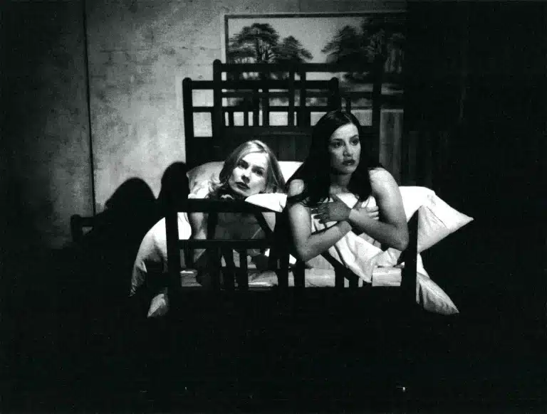Magdalena Cielecka et Maja Ostaszewska dans LE MAGNÉTISME DU CŒUR, d’après Aleksander Fredro, mise en scène de Grzegorz Jarzyna au Théâtre Rozmaitosci de Varsovie, 1999. Photo Weronika Szmuc.