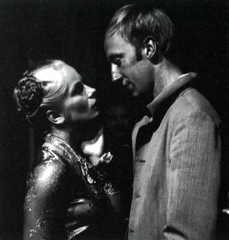 Magdalena Cielecka et Cezary Kosinski dans LE PRINCE MYCHKINE d’après L'IDIOT, de Fedor Dostoïevski, mise en scène de Grzegorz Jarzyna au Théâtre Rozmaitosci de Varsovie, 2000. Photo Pawel Roslon.