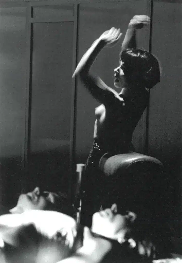 Renate Jett dans PURIFIÉS, de Sarah Kane, mise en scène de Kzrysztof Warlikowski au Théâtre Polski de Poznan, 2001. Photo Stefan Okolowicz.