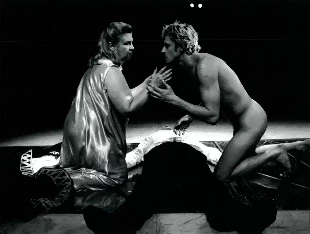 Stanislawa Celinska, Jacek Poniedzialek et Miroslaw Zbrojewicz dans HAMLET, de William Shakespeare, mise en scène de Krzysztof Warlikowski au Théâtre Rozmaitosci de Varsovie, 1999. Photo Stefan Okolowicz.