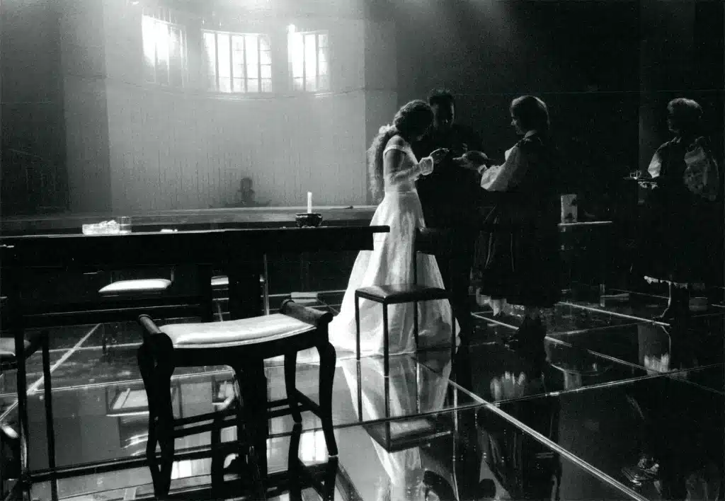 Malgorzata HajewskaKrzysztofñk et Redbad Klynstra dans LA TEMPÊTE, de William Shakespeare, mise en scène de Kzrysztof Warlikowski au Théâtre Rozmaitosci de Varsovie, 2003. Photo Stefan Okolowicz.