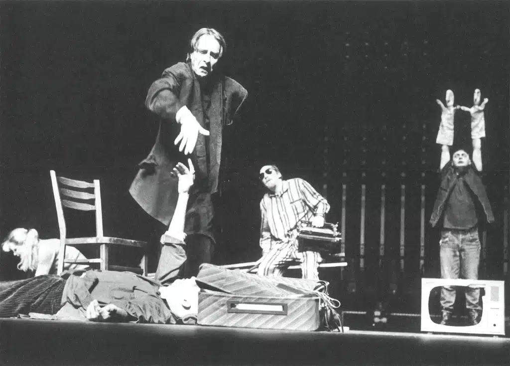 PAROLES MORTES OU LETTRES DE POLOGNE de Daniel Lemahieu. Mise en scène de François Lazaro. Avec Wladislaw Aniszewski, Nicolas Gousseff, François Lazaro, Philippe RodriguezJorda, Tomasz Sylwestrzak, Lucyna Sypniewska, Ryszard Sypniewski. Photo Jean-Pol Stercq.