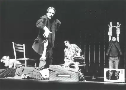 PAROLES MORTES OU LETTRES DE POLOGNE de Daniel Lemahieu. Mise en scène de François Lazaro. Avec Wladislaw Aniszewski, Nicolas Gousseff, François Lazaro, Philippe RodriguezJorda, Tomasz Sylwestrzak, Lucyna Sypniewska, Ryszard Sypniewski. Photo Jean-Pol Stercq.