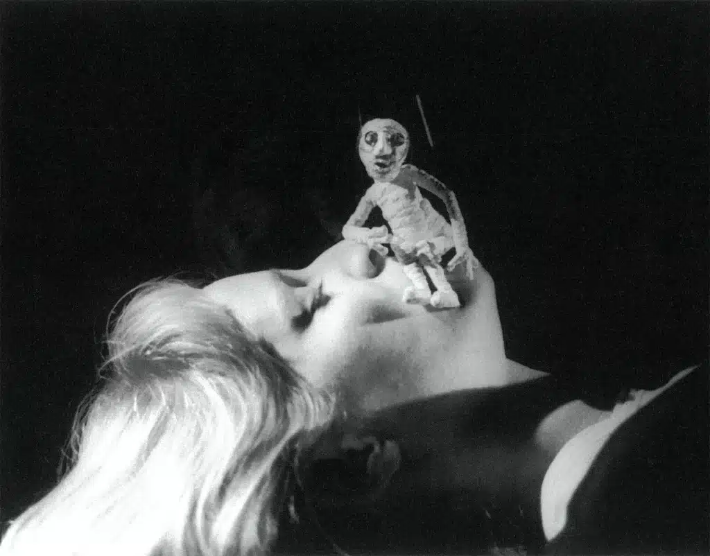 DANS LA NUIT CETTE FEMME ET MOI de Kossi Efoui. Mise en scène de Renaud Herbin et Julika Mayer (2000). Photo Laurence Nové-Josserand.