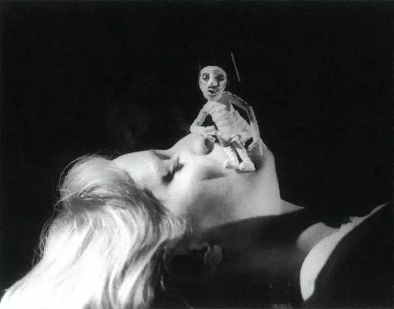 DANS LA NUIT CETTE FEMME ET MOI de Kossi Efoui. Mise en scène de Renaud Herbin et Julika Mayer (2000). Photo Laurence Nové-Josserand.