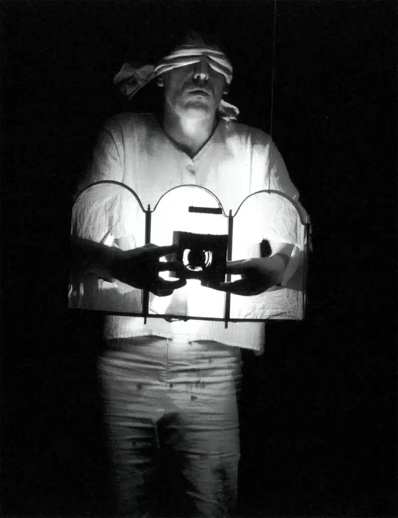 Katerini Antonakaki s’est formée à la danse, au théâtre et à la marionnette à Athènes, Lyon et à l’École supérieure nationale des arts de la marionnette à Charleville-Mézières. Émmanuel Jorand Briquet est comédien au théâtre et au cinéma. C'est ensemble qu'ils ont créé Éclats d’États en 1998. 