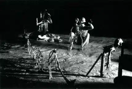 LA SCIE PATRIOTIQUE de Nicole Caligaris. Mise en scène de Sylvie Baillon (2001). Avec Éric Goulouzelle et Delphine Sauvage. Photo Véronique LesperatHequet.