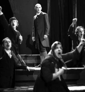 Lars Eidinger, Falk Rockstroh, TiloWerner, Robert Kukulies et Thomas Bading dans LA MORT DE DANTON de Büchner, mise en scène de Thomas Ostermeier, Schaubühne de Berlin, 2001. Photo Arno Declair.