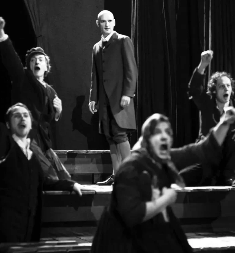 Lars Eidinger, Falk Rockstroh, TiloWerner, Robert Kukulies et Thomas Bading dans LA MORT DE DANTON de Büchner, mise en scène de Thomas Ostermeier, Schaubühne de Berlin, 2001. Photo Arno Declair.