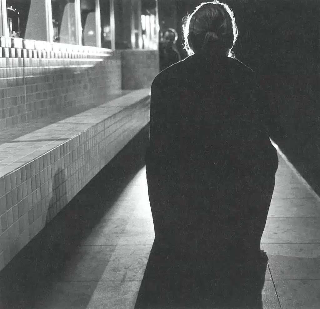 Heidi Kipfer (de dos) et Dominique Boissel dans TAUSK de Michèle Fabien, mise en scène Marc Liebens. Photo: Mary-Ann Parkinson. 