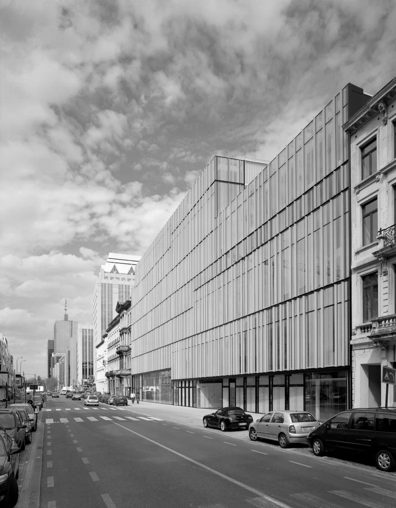 La façade du nouveau Théâtre National à Bruxelles. Sea Architectes Associés, sprl, M. Desmedt, M. Lacour, S. Leribaux, D. Trivière, Atelier Gigogne, Pierre Van Assche, I’Escaut, Olivier Bastin.  Photo Marc Detiffe.
