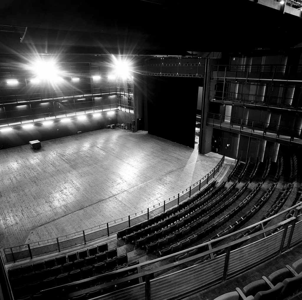 La grande salle du nouveau Théâtre National à Bruxelles. Sea Architectes Associés, sprl, M. Desmedt, M. Lacour, S. Leribaux, D. Trivière, Atelier Gigogne, Pierre Van Assche, L’Escaut, Olivier Bastin.  Photo Marc Detiffe.