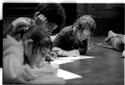 Séances d’atelier pour le spectacle TOUT LE MONDE s’APPEllE MARTINE, texte Veronika Mabardi, mise en scène Luc Fonreyn. Photo Yves Gervais.