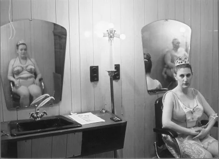Christine Mobers et Véronique Resler dans LE GRAND PESTACLE par la compagnie Château de Barbe Bleue, mise en scène Frédérique Lecomte. Photo Boris Saverys.