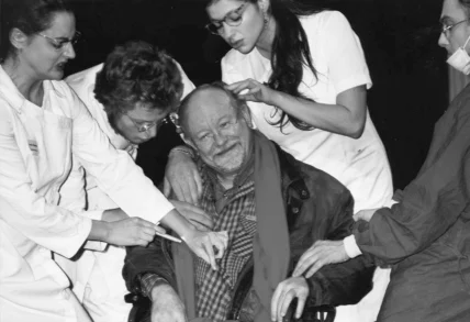 A VOS BONS SOINS, Atelier théâtre du Collectif 1984 en collaborarion avec le Forum bruxellois de lurte conrre la pauvreté, mise en scène Max Labras et Patrick Duquesne. Photo Nicolas Schimpfessel.