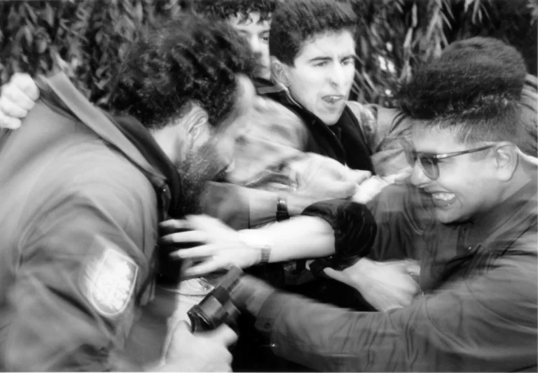 Philippe Gonthier et Christophe Bette-Vienne dans LES VILLES, LES HAINES de Jean-Marie Piemme, mise en scène Jean-Christophe Lauwers, Atelier Sainte-Anne, Bruxelles 1995. Photo Jorge Lein.