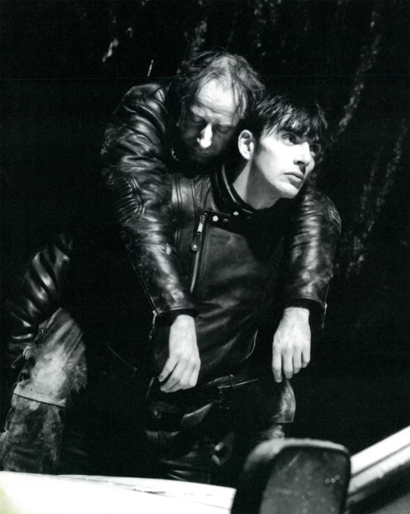 Les jeunes du Club des renards dans LES VILLES, LES HAINES de Jean-Marie Piemme, mise en scène Jean-Christophe Lauwers, Atelier Sainte-Anne, Bruxelles 1995. Photo Jorge Lein. 