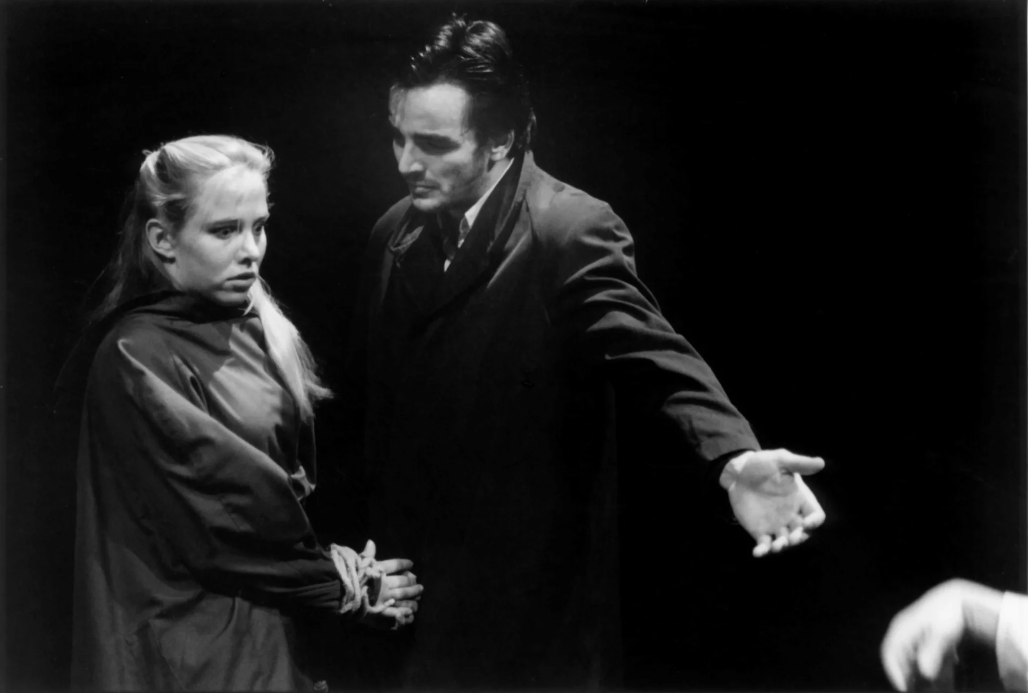 Valérie Van Nitsen et Christophe Bette-Vienne dans SUCH A BAD EXPERIENCE NEVER AGAIN (S.A.B.E.N.A.), création collective, mise en scène de Jean-Christophe Lauwers, Atelier Sainte-Anne, Bruxelles avril 1994. Photo Jorge León.