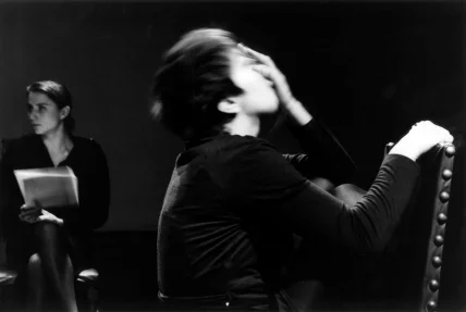 Ariane Moret et Estella Karagevrekis dans COMMERCE GOURMAND de Jean-Marie Piemme, mise en scène de Rahim Elasri, dramaturgie de Jean-Christophe Lauwers, Espace Senghor, Bruxelles 1993. Photo Alice Piemme.