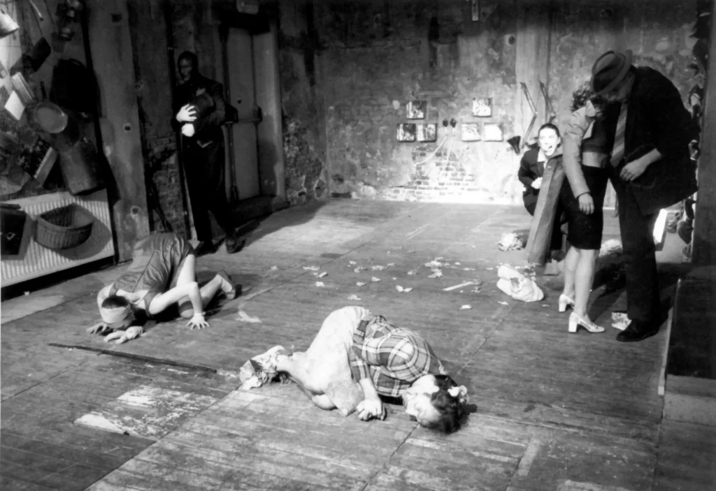 LA GUERRE SELON GIANFRANCO CAVALLI- SFORZA, Montage de textes et mise en scène de Jean-Christophe Lauwers et Françoise Berlanger, Bunker Ciné-Théâtre, Bruxelles novembre 2000. Photo Thierry Monasse. 