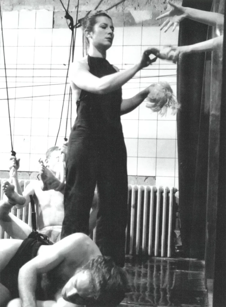 Emmanuelle Rouyer et Thomas Israël dans LA GUERRE SELON GIANFRANCO CAVALLISFORZA, montage de textes et mise en scène de Jean-Christophe Lauwers et Françoise Berlanger, Bunker Ciné-Théâtre, Bruxelles novembre 2000. 