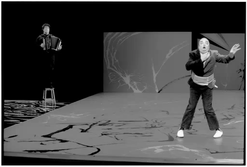 Daniel Znyk dans L'ORIGINE ROUGE, mise en scène Valère Novarina. Photo Oliver Marchetti.