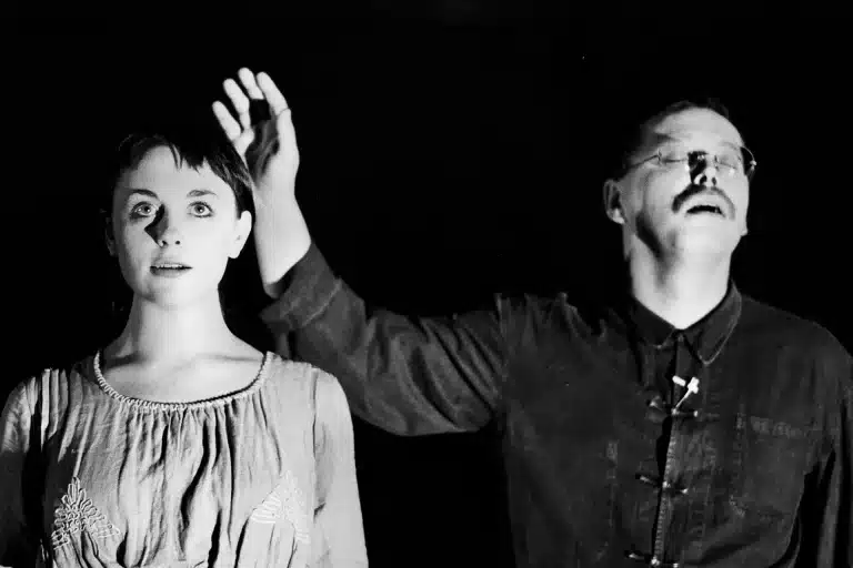 Francine Landrain et Jacques Delcuvellerie dans KONIEC (FIN), GENRE THÉÂTRE, mis en scène par le Groupov. Photo Lou Hérion.