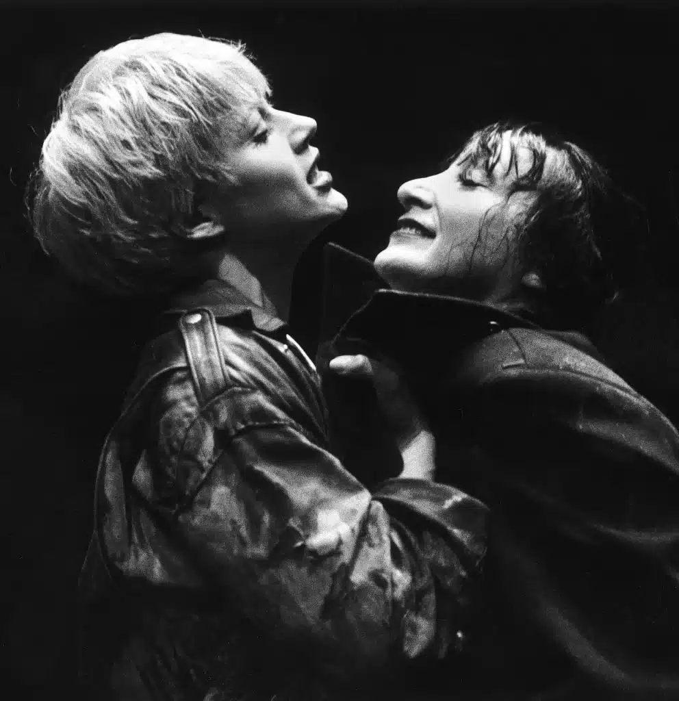 Véronique Biefnot et Janine Godinas dans SCANDALEUSES de Jean-Marie Piemme, mise en scène de Philippe Sireuil, Théâtre Varia, 1994. Photo Danièle Pierre.