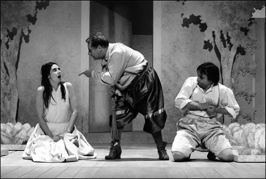 Cécile Bouillot, Olivier Perrier et Vincent Garanger dans L'ÉCOLE DES FEMMES de Molière, mise en scène de Jacques Lassalle au Théâtre de l'Athénée, Paris, 2001. Photo Ramon Senera, Agence Enguerand