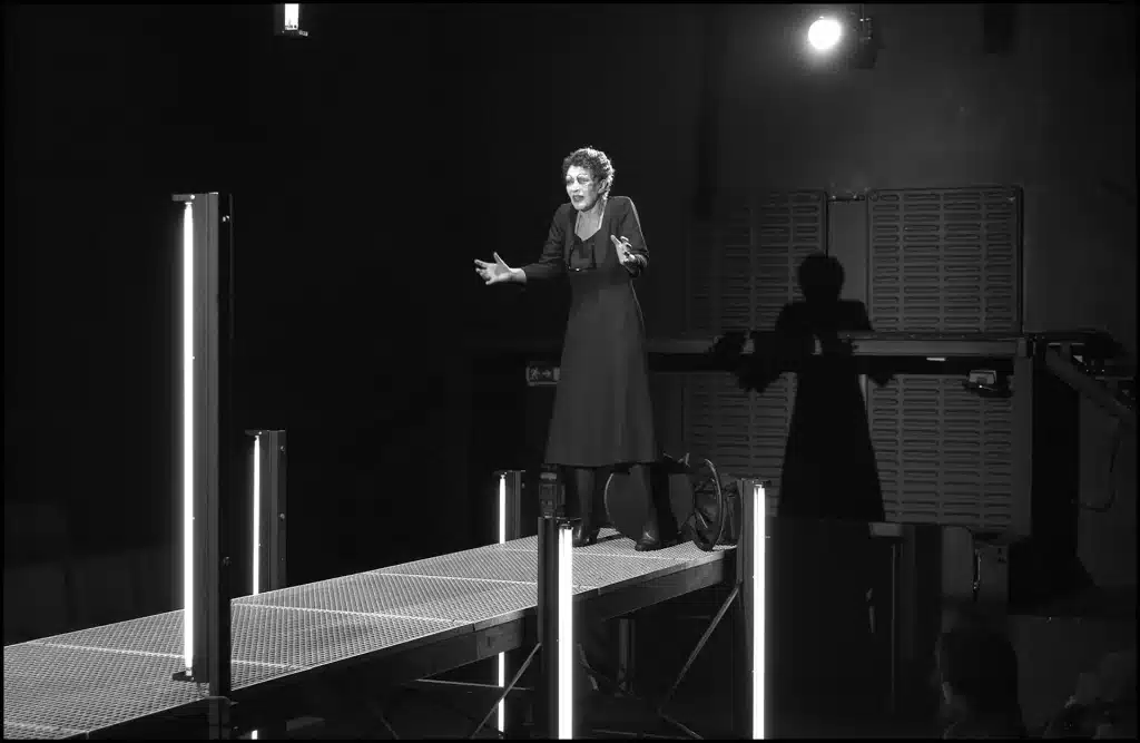 Claude Degliame dans EMMÈNE-MOJ AU BOUT DU MONDE d'après Blaise Cendrars, mise en scène de Jean-Michel Rabeux au Théâtre de la Baseille, Paris, janvier 2006. Photo Tristan Jeanne-Va/es, Agence Enguerand.