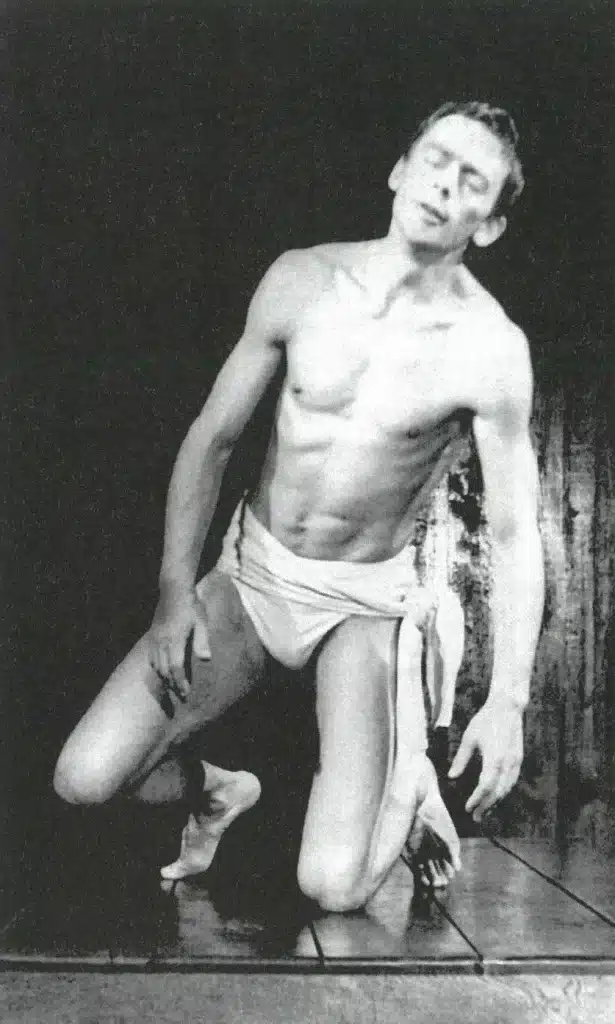 Ryszard Cieslak dans LE PRINCE CONSTANT de Juliusz Slowacki d'après Calderon de la Barca, mise en scène Jerzy Grorowski au Théâtre Laboraroire de Wroclaw, 1965. Photo Centre des Études sur l'œuvre de Jerzy Grotowski et de Recherches théâtrales et culturelles de Wroclaw en Pologne.