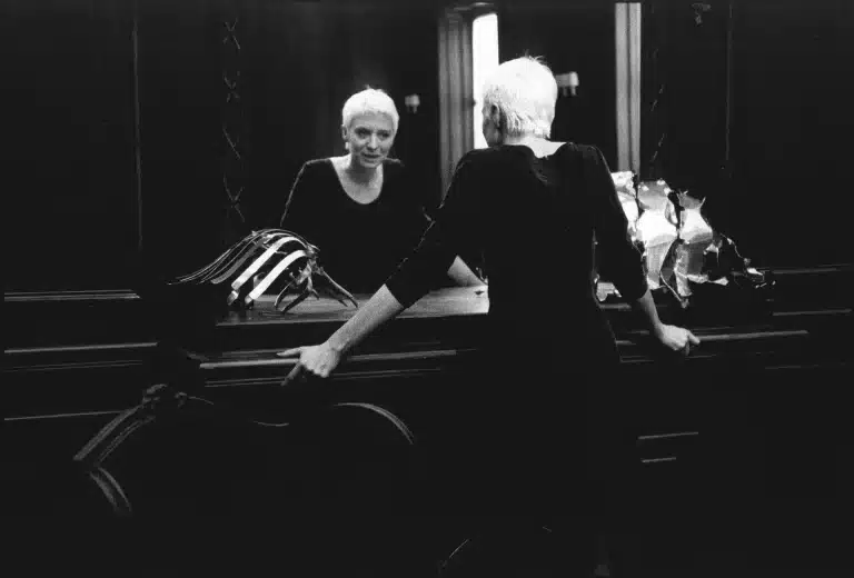 Nathalie Cornet dans JOCASTE de Michèle Fabien, mise en scène Marc liebens, École des Vétérinaires, Bruxelles, 1996. Photo Alice Piemme.
