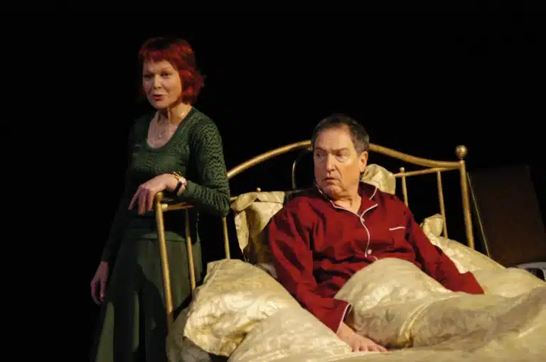 Véronique Alain et Alain Rimoux dans MOONLIGHT de Harold Pincer, mise en scène Smart B. Seide, Théâtre du Nord, 2005. Photo Pidz.