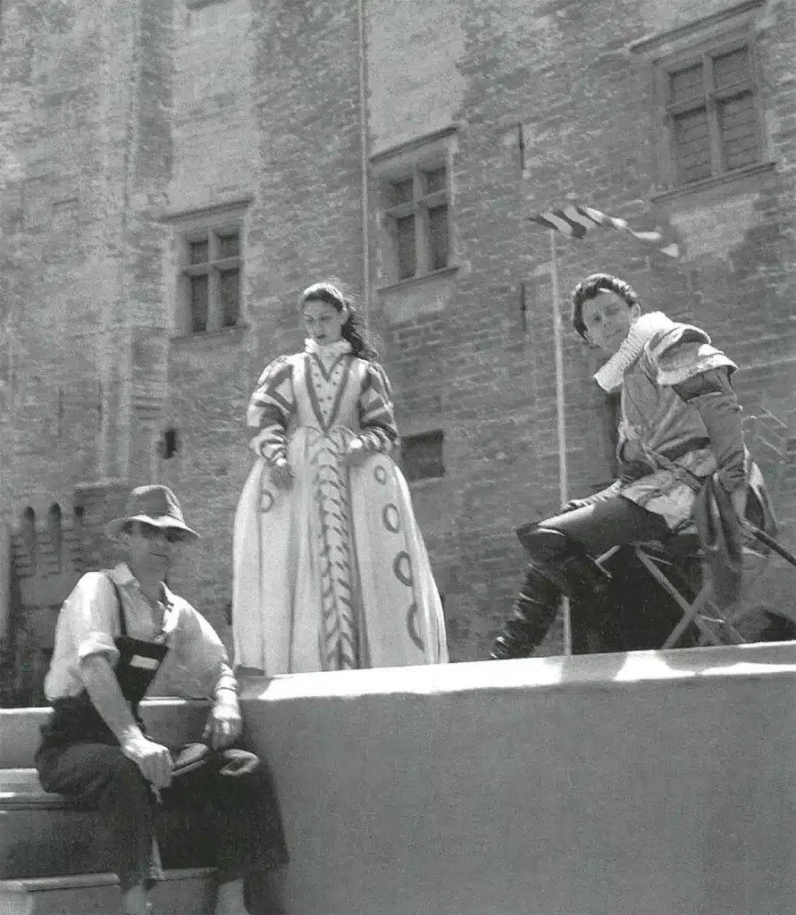Jean Vilar, Françoise Spira et Gérard Philipe pendant une répétition du Cm dans la Cour d'honneur du Palais des Papes, Avignon, 1951. Photo Agnès Varda, Agence Enguerand. 