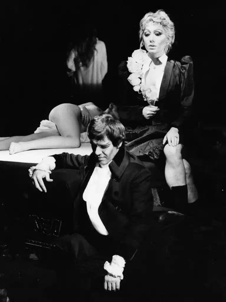 Susanna Javicoli et Carmelo Bene dans RICHARD III, mise en scène Théâtre Bonci de Cesena, 1977. Photo L'lmmemoriale.