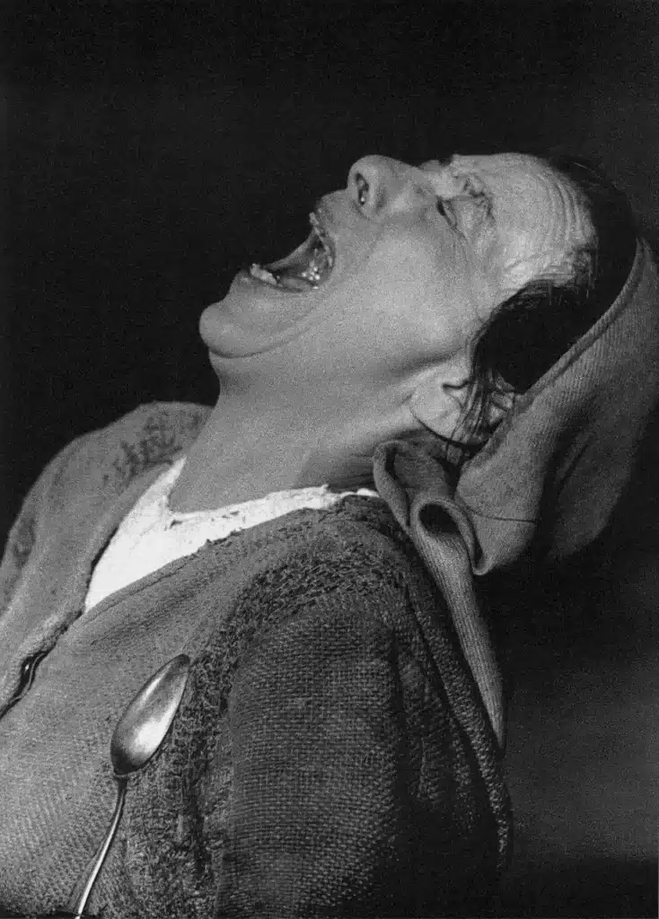 Hélène Weigel dans MÈRE COURAGE ET SES ENFANTS, mise en scène Erich Engel et Benoit Brecht. Photo Roger Pic. 