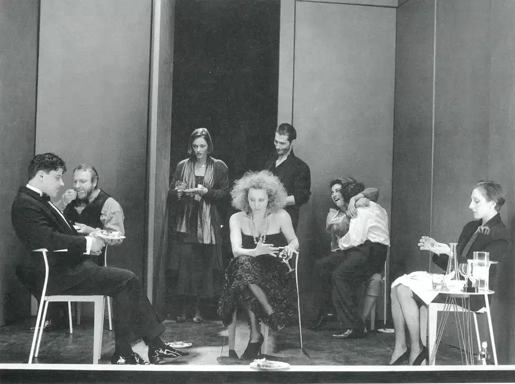 Christian Maria Goebbel, Alain Soreil, Laurence César, Anne de Broca, Philippe Dupont, Marie-Paule Kumps, Guy Pion et Anne-Marie Cappeliez dans CONVIVES, mise en scène Lukas Hemleb. Photo Danièle Pierre.