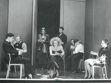 Christian Maria Goebbel, Alain Soreil, Laurence César, Anne de Broca, Philippe Dupont, Marie-Paule Kumps, Guy Pion et Anne-Marie Cappeliez dans CONVIVES, mise en scène Lukas Hemleb. Photo Danièle Pierre.