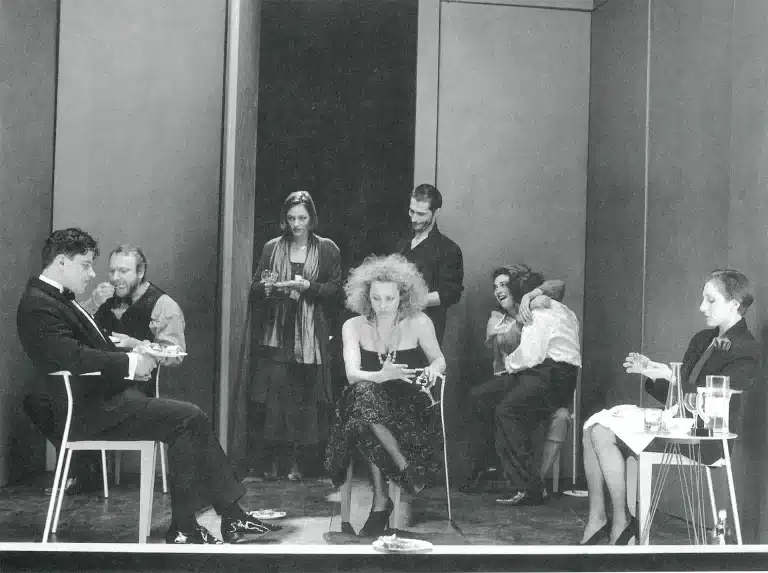 Christian Maria Goebbel, Alain Soreil, Laurence César, Anne de Broca, Philippe Dupont, Marie-Paule Kumps, Guy Pion et Anne-Marie Cappeliez dans CONVIVES, mise en scène Lukas Hemleb. Photo Danièle Pierre.
