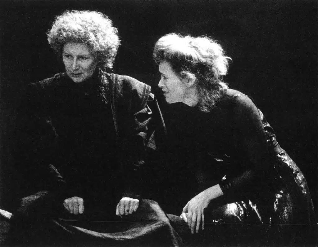 Janine Patrick et Anny Czupper dans LES CHÂTEAUX MAGNIFIQUES, mise en scène Roumen Tchakarov. Photo Brigitte de Mees. 