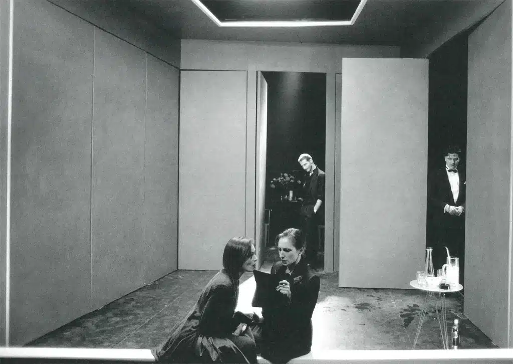 Laurence César, Anne-Marie Cappeliez Anne de Broca, Philippe Dupont et Christian Maria Goebel dans CONVIVES mise en scène Lukas Hemleb. Photo Danièle Pierre.