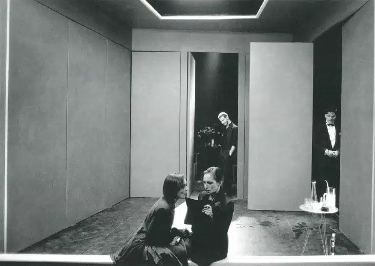 Laurence César, Anne-Marie Cappeliez Anne de Broca, Philippe Dupont et Christian Maria Goebel dans CONVIVES mise en scène Lukas Hemleb. Photo Danièle Pierre.