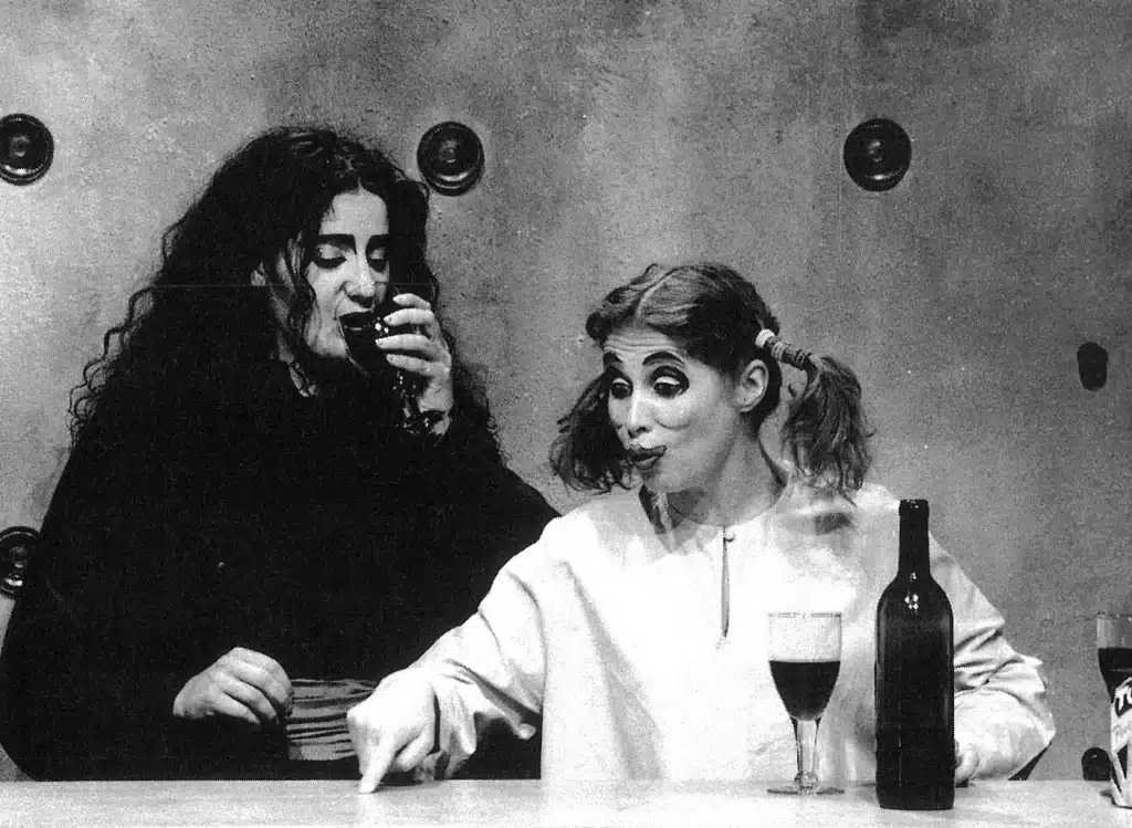 Jamila Drissi et MarieHélène Vindevogel dans LES BACCHANTES, mise en scène Michel Tanner. Photo Michel Chevalier.