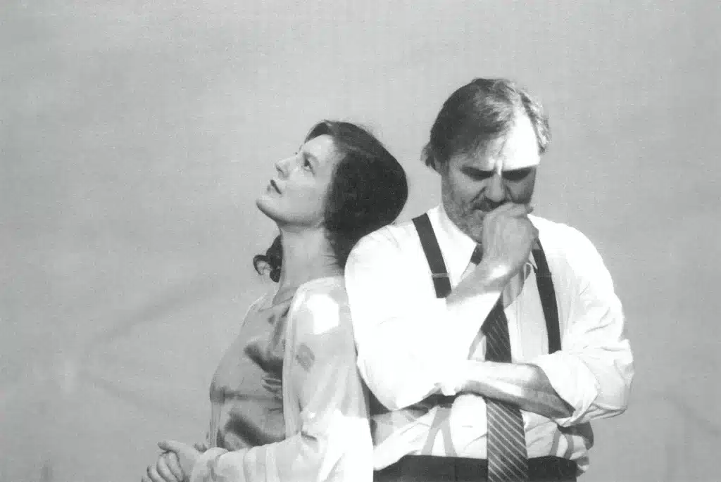 Angela Winkler et Josef Bierbichler dans LA CERISAIE de Tchekhov, mise en scène Peter Zadek. Photo Roswitha Hecke.