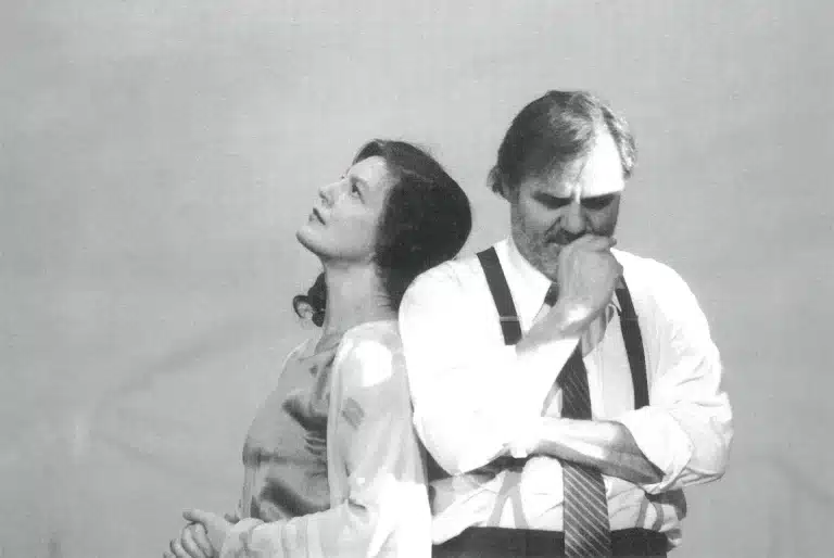 Angela Winkler et Josef Bierbichler dans LA CERISAIE de Tchekhov, mise en scène Peter Zadek. Photo Roswitha Hecke.