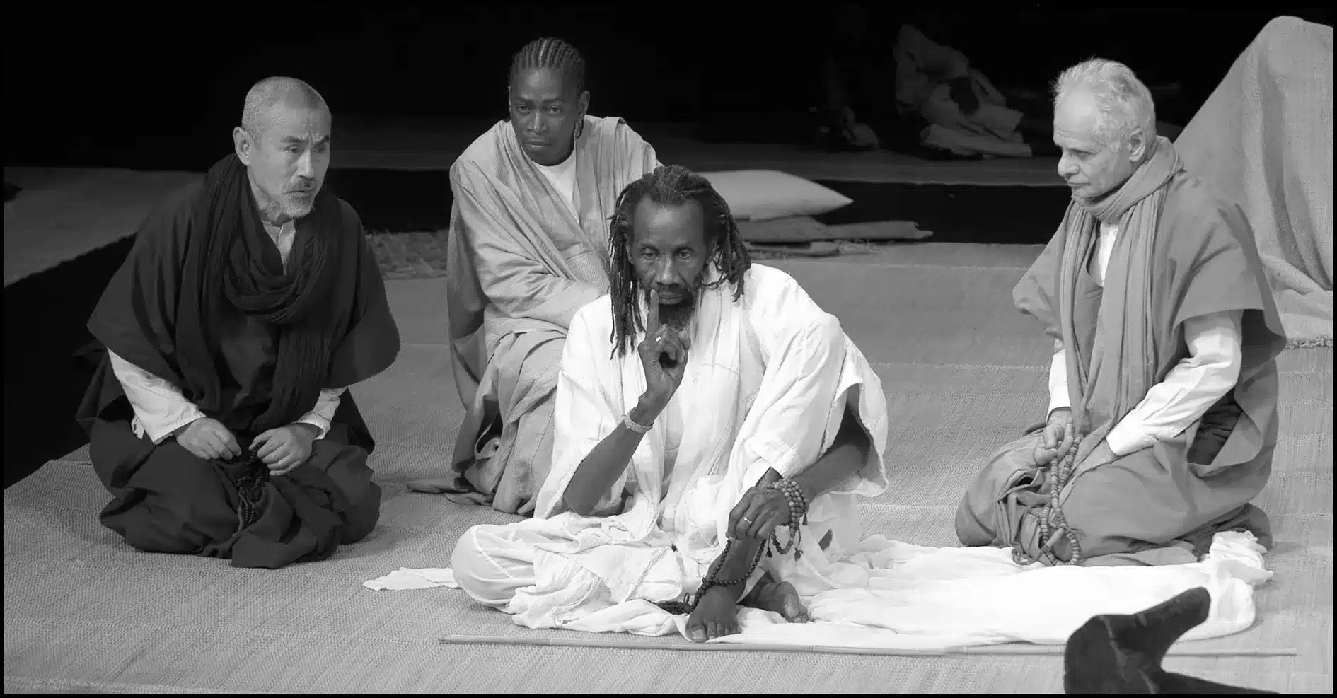 Voshi Oïda, Habib Dembele, Sotigui Kouyate et Bruce Myers dans TIERNO BOKAR de Amadou Hampaté Bä, mise en scène Peter Brook, Théâtre du Nord, Lille, 2004. Photo Marc Enguerand.