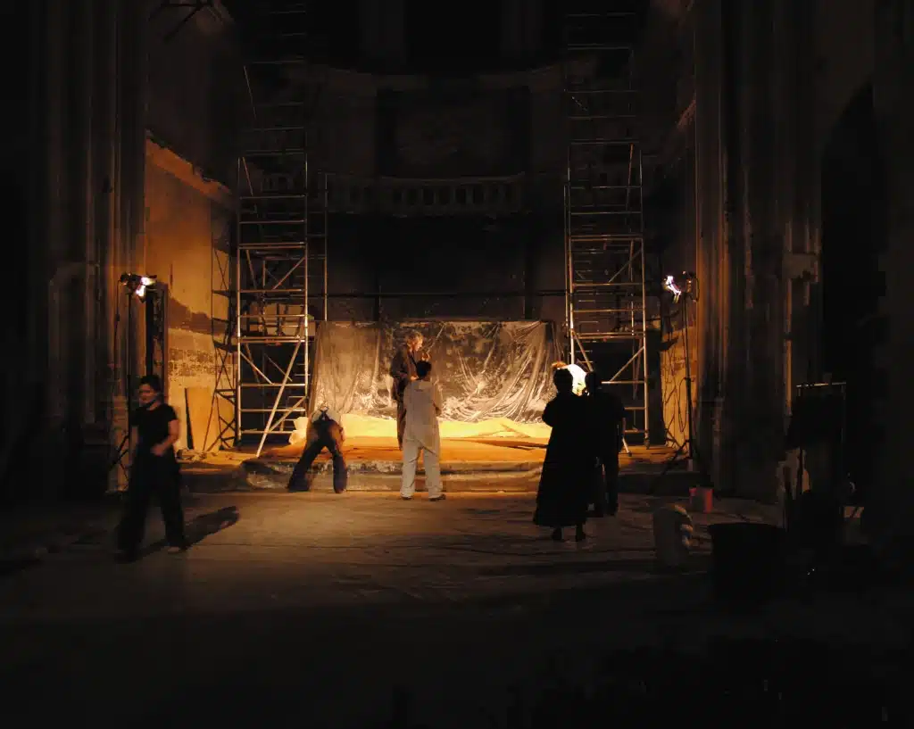 Phase préparatoire de PASO DOBLE de Miquel Barceló et Josef Nadj, Église des Célestins, Avignon, mai 2006. Photo Rémi Nicolas.