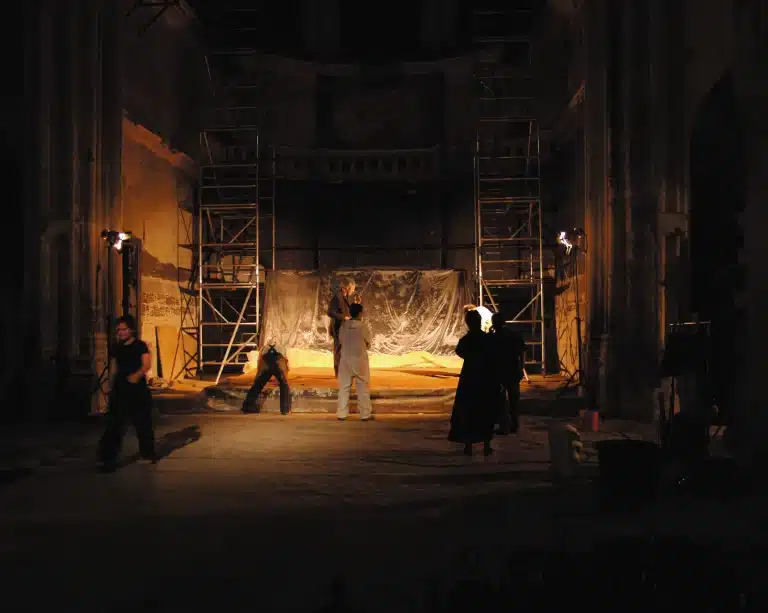 Phase préparatoire de PASO DOBLE de Miquel Barceló et Josef Nadj, Église des Célestins, Avignon, mai 2006. Photo Rémi Nicolas.