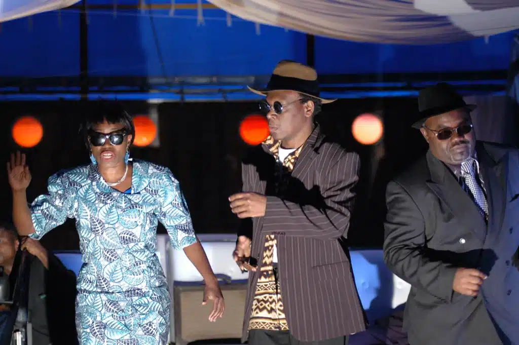 Alfa Ngau Dominga, Lomani Mandonga etJean Lacroix Kamga dans VIES COURTES de Richard Demarcy, Grand Parquet, Paris, 2006. Photo Geneviève Dudret.